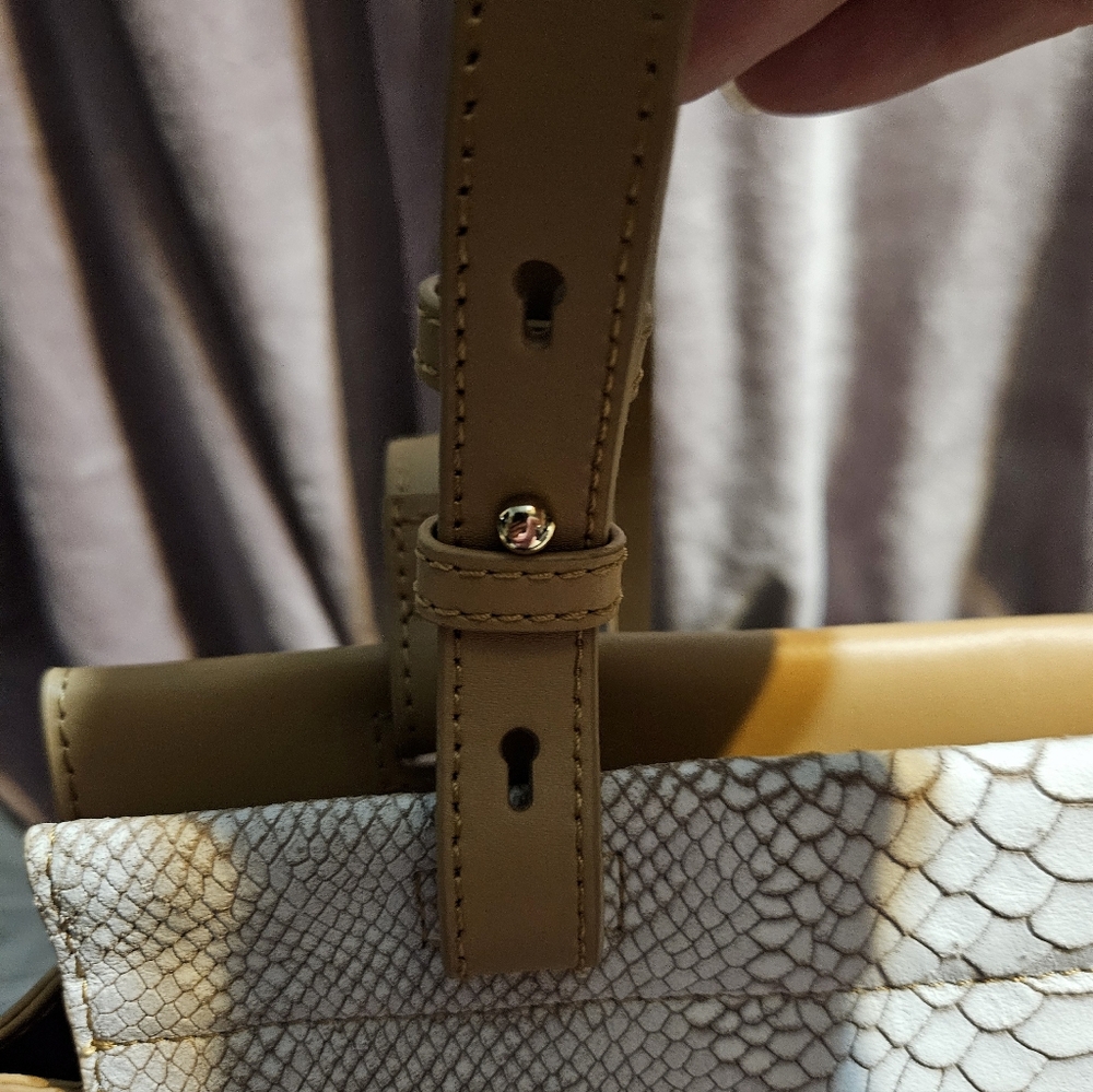 Elegant Tan and Cream Women's Handbag - Picture 4 of 12